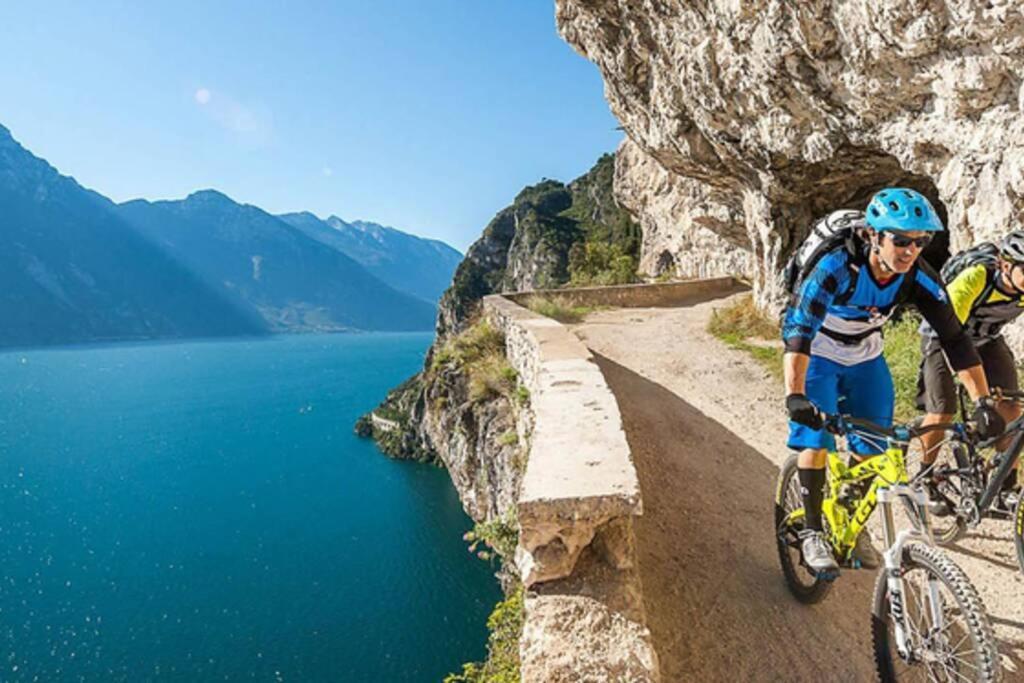 Villatullia Mit Seesicht Gardasee